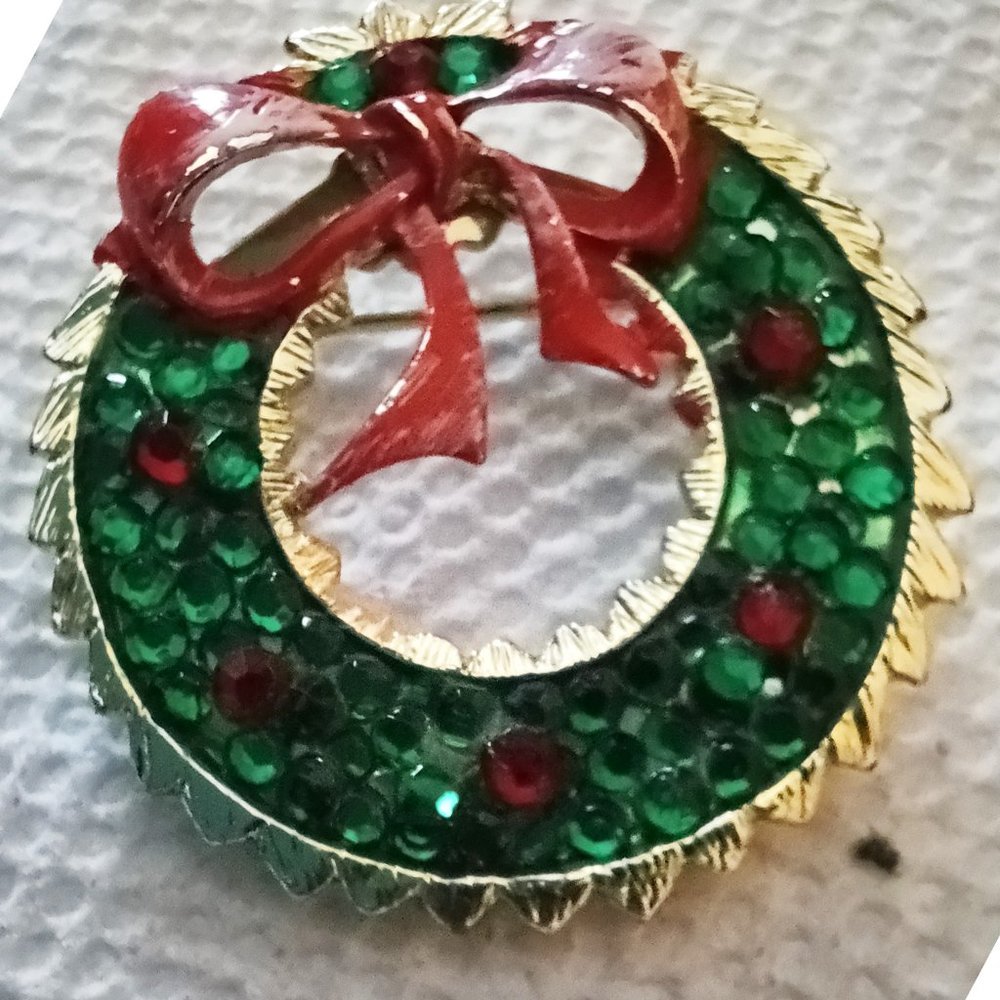 Vntg UNWORN RHINESTONE CHRISTMAS WREATH BROOCH Signed B.J.